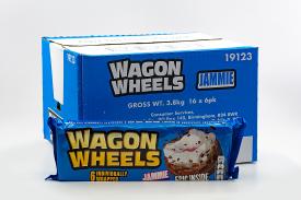 Печенье с суфле и джемом покрытое глазурью с ароматом шоколада WAGON WHEELS 228.6 г