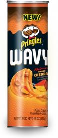 Рифленые чипсы Pringles Вэйви со вкусом копченного Чеддра 137 грамм
